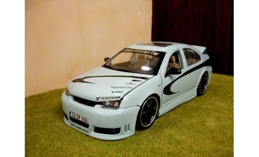 Volkswagen Bora Base 1/18 Revell show car coche miniatura