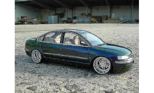 Volkswagen Passat Base 1/18 Welly  coche miniatura