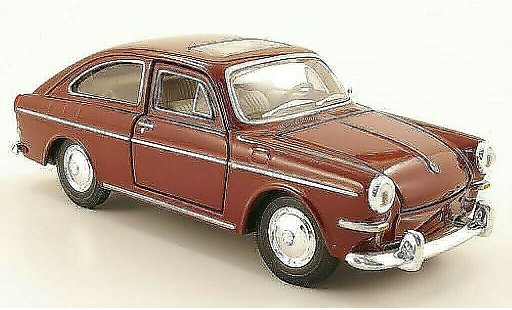 Volkswagen 1600 Base 1/24 Maisto Fastback rojo coche miniatura