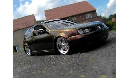 Volkswagen Golf GTI 1/18 Revell peinture cameleon coche miniatura