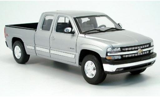 Coche miniatura Chevrolet Silverado 1/18 Welly Ext. Cab silber 1:18 Chevrolet Silverado 1/18 Welly Ext. Cab silber 1:18 coche miniatura